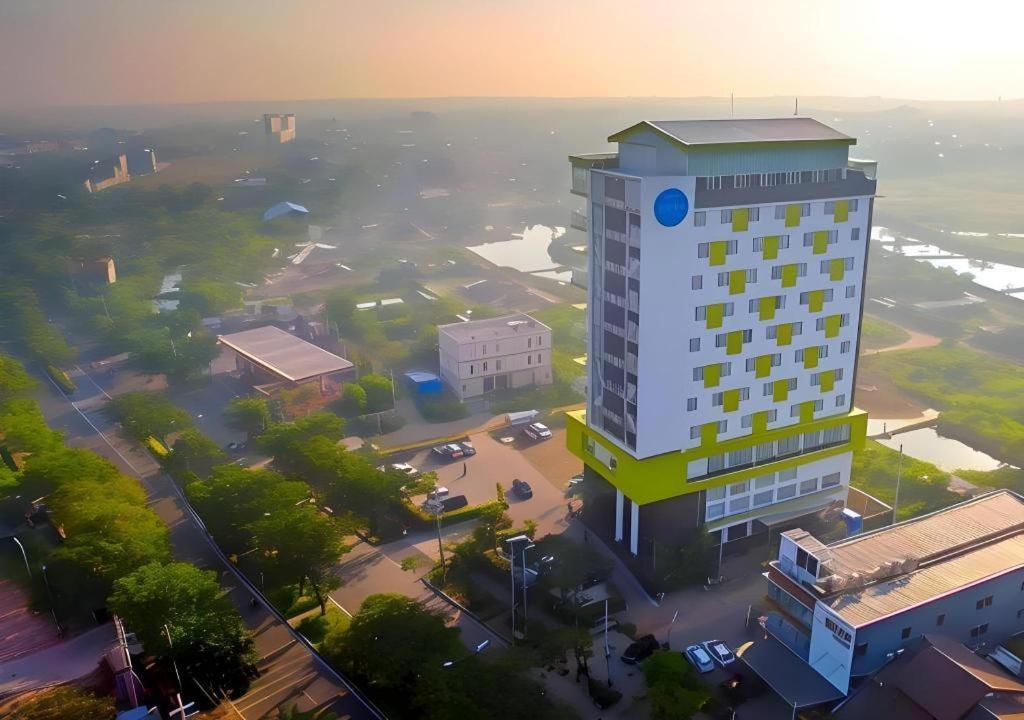 Hotel Dafam Pacific Caesar Сурабая Экстерьер фото